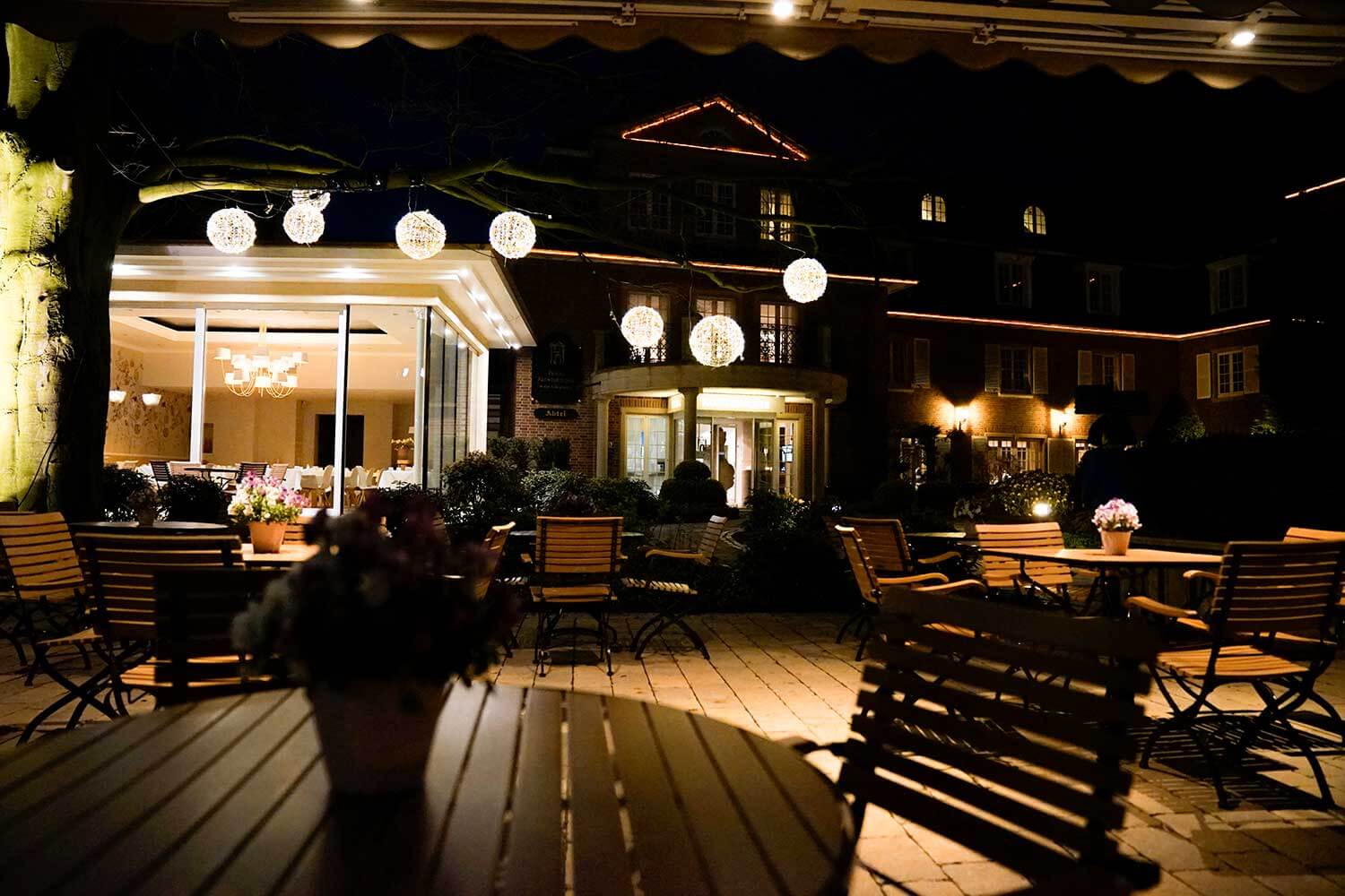 Hotel Klosterpforte Terrasse  bei Nacht