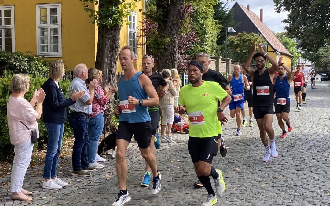 Die Sportler beim Grafschaftslauf anfeuern