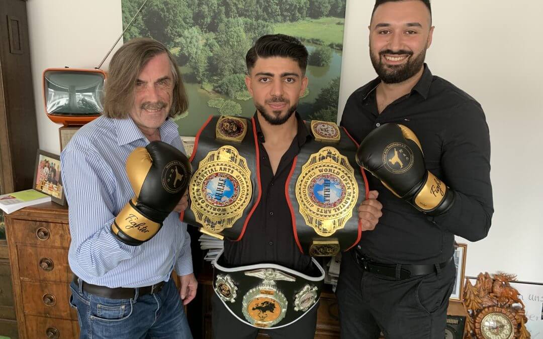 Bürgermeister empfängt Box- und Kickboxweltmeister im Rathaus