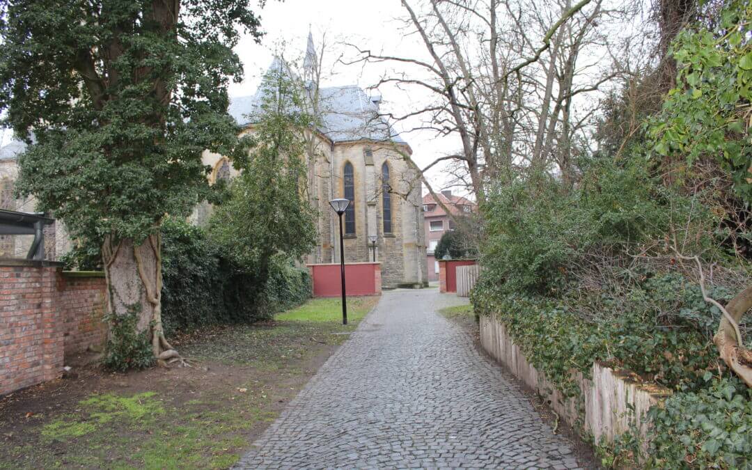 Fußweg Kirchstraße in Richtung Martin-Luther-Kirche bekommt Rollstuhlspur