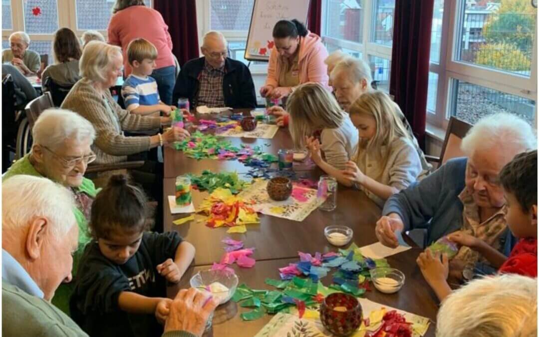 Lachende Gesichter bei Kindern und Senioren