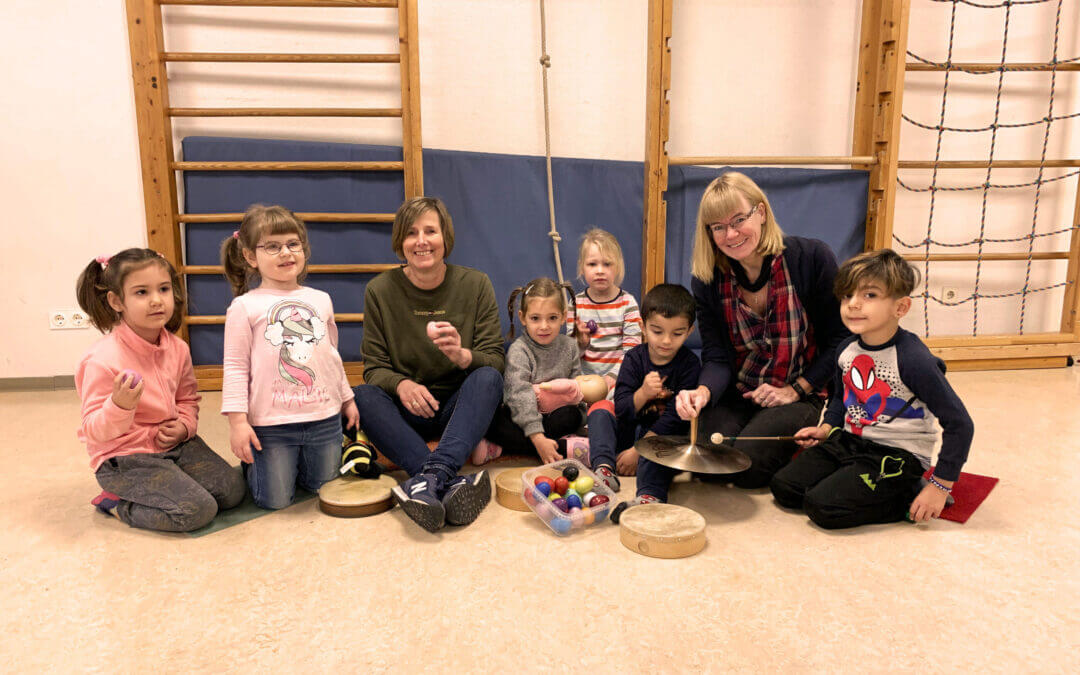 EMU-Musikkoffer besucht Gütersloher Kita-Kinder