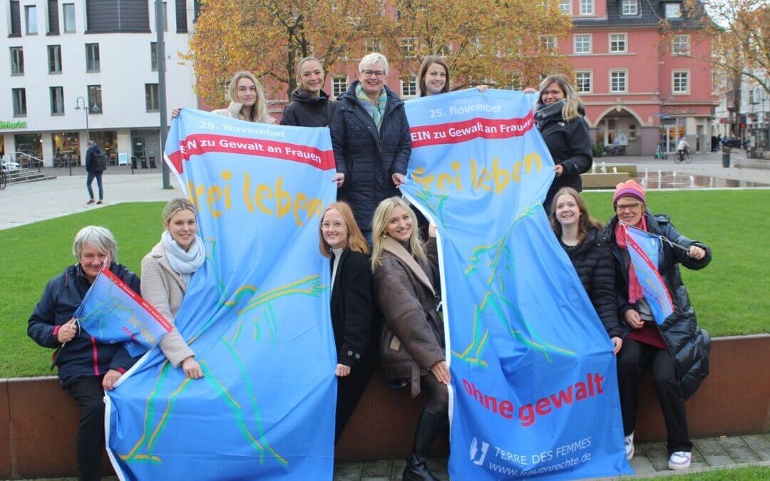 Gütersloh zeigt Flagge gegen Gewalt an Frauen