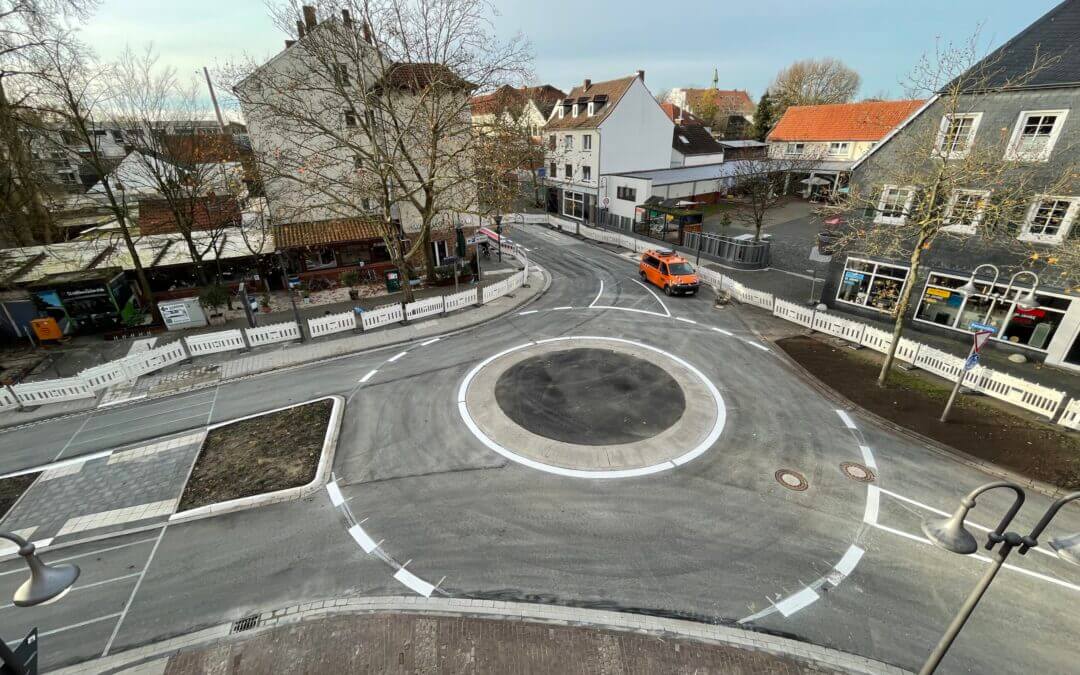 Bau des Minikreisverkehrs im Kreuzungsbereich Blessenstätte/Unter den Ulmen planmäßig fertig