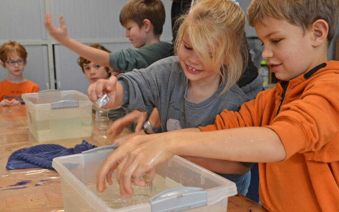 Gemeinsames Experimentieren unter Wasser