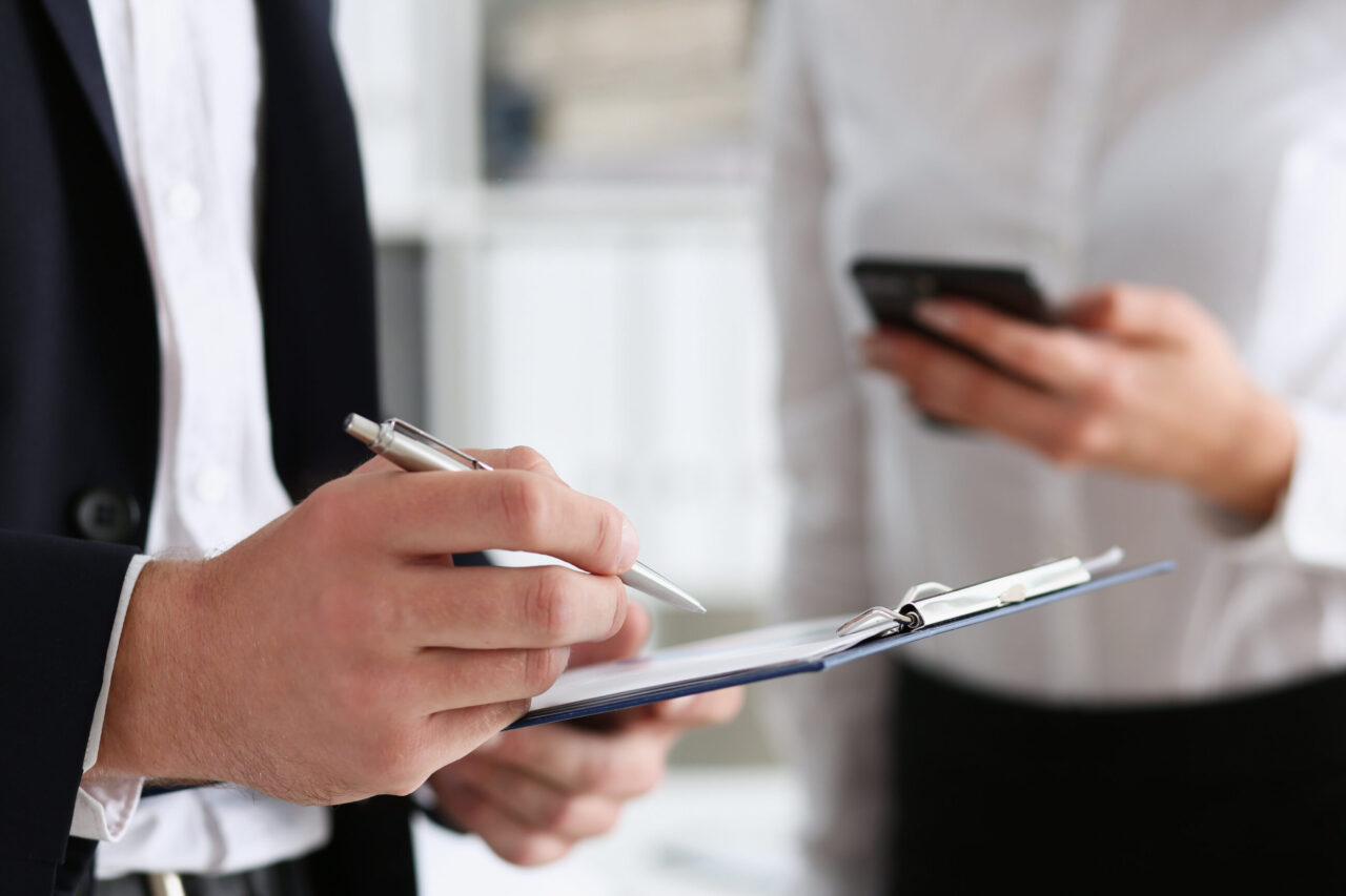  Versicherungspflichtgrenze steigt in 2024 - CarlMakesMedia Illustration 