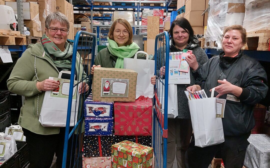 Bürgerstiftung füllt Weihnachtstüten für die Kinder der Tafel