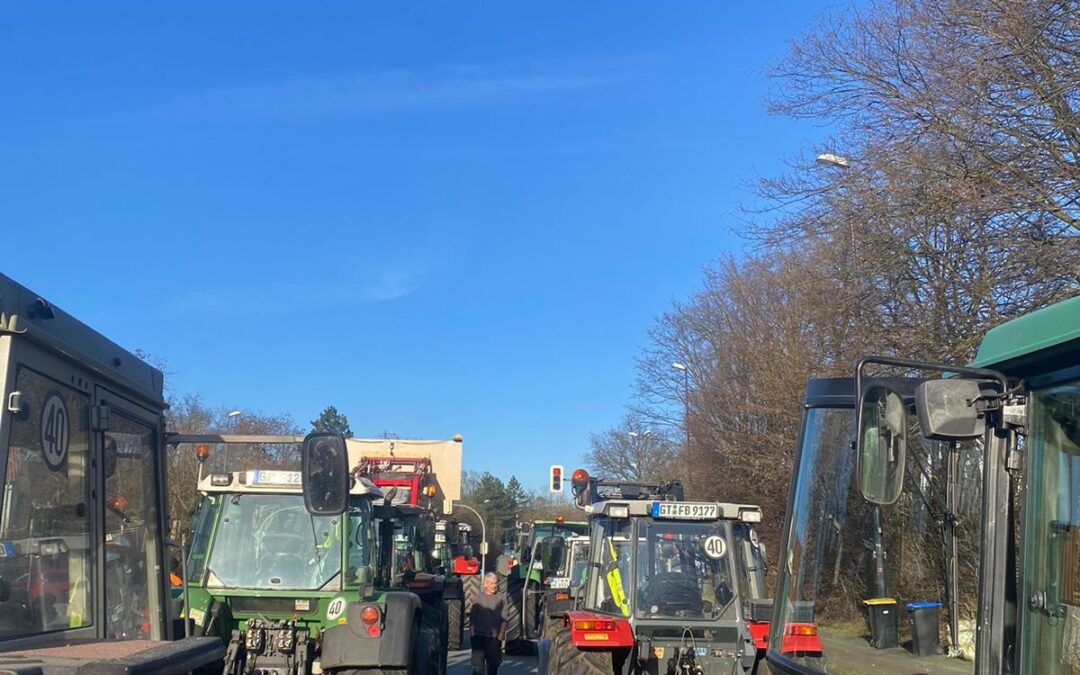 Über 800 Trecker und 1.000 Bauern bei Sternfahrt der Landwirte und Schlepperfahrt durch Gütersloh  Proteste gegen Sparpläne der Ampel-Regierung gehen weiter