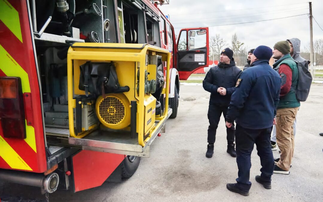 Feuerwehrfahrzeug der Stadt im Krisengebiet der Ukraine angekommen