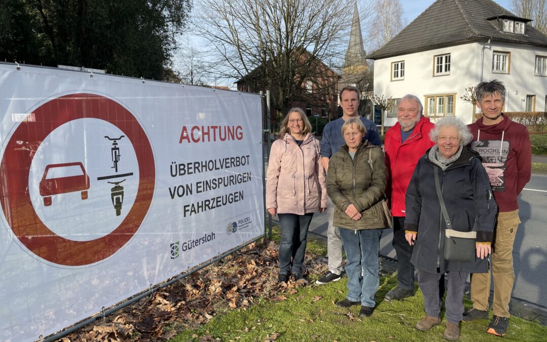 Wieder deutlichere Hinweise auf aktuelle Verkehrsregeln: Banner an der Haller Straße in Isselhorst wurde ausgetauscht