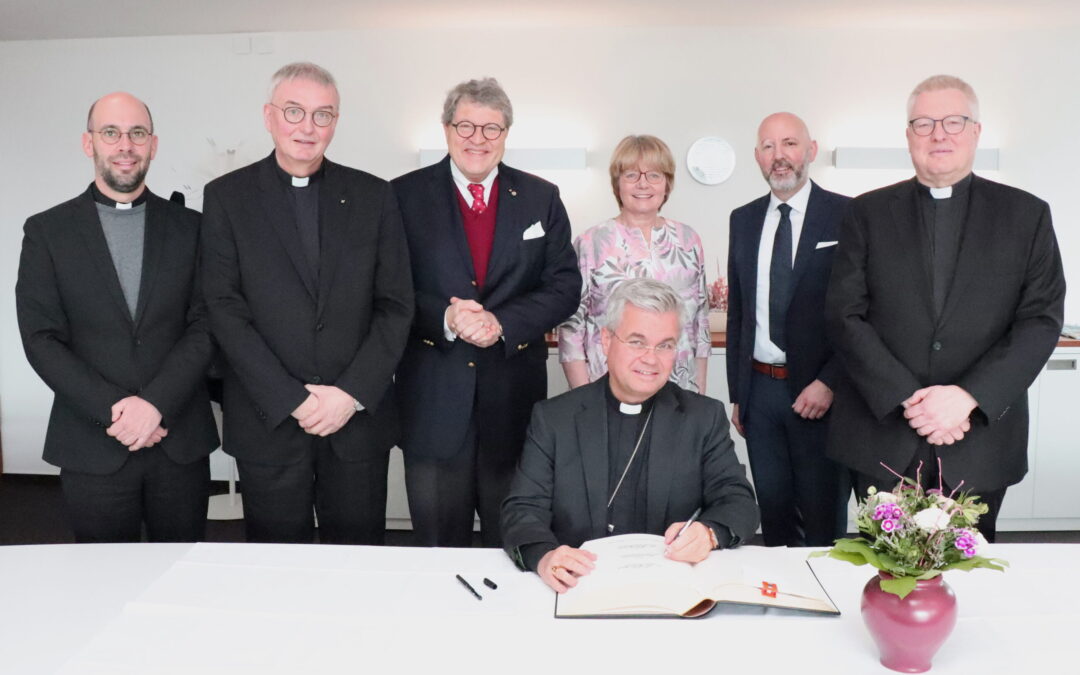 Rathaus-Besuch und Eintrag ins Goldene Buch:  Neuer Paderborner Erzbischof Dr. Udo Markus Bentz zu Gast in Gütersloh