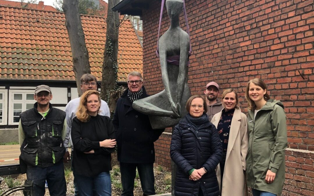 Bronzefigur „Die Fußwaschende“ am endgültigen Standort angekommen