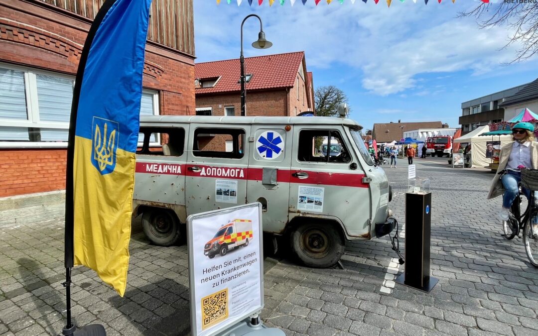 Beschossener Rettungswagen macht Station auf dem Wochenmarkt