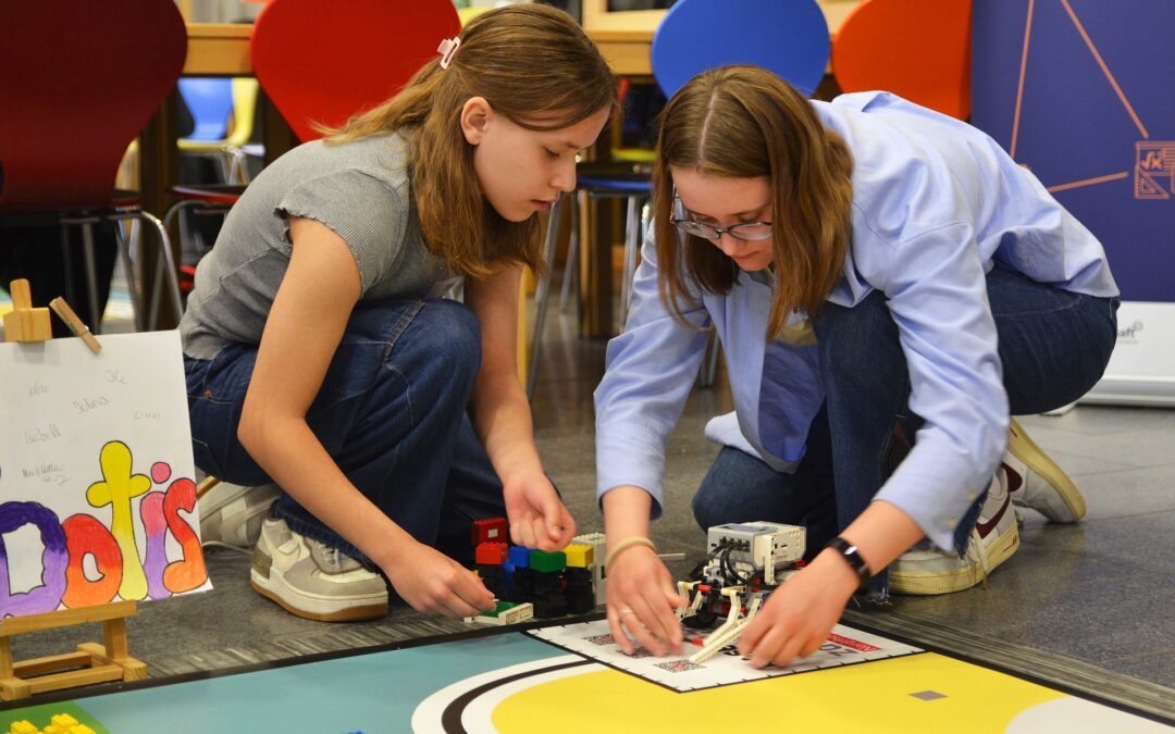 Roboter im Wettlauf gegen die Zeit Wettbewerb lässt Kinder in Halle gemeinsam tüfteln und programmieren