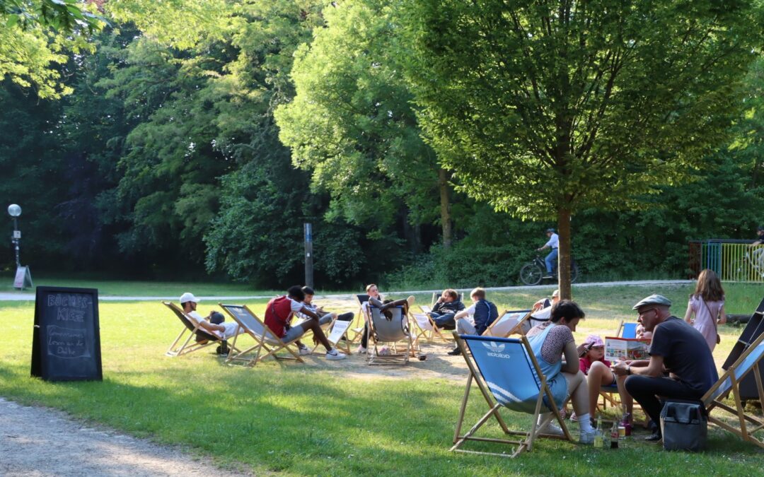 Bücherkiez in der Weberei: Mit Buch im Liegestuhl zurücklehnen