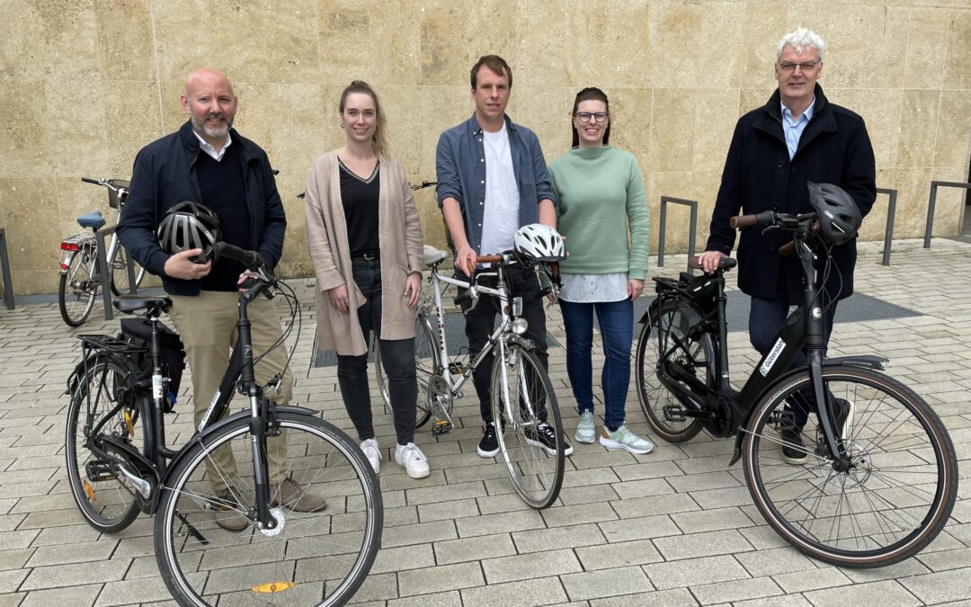 „Stadtradeln“ startet – Banner weisen auf den Wettbewerb hin