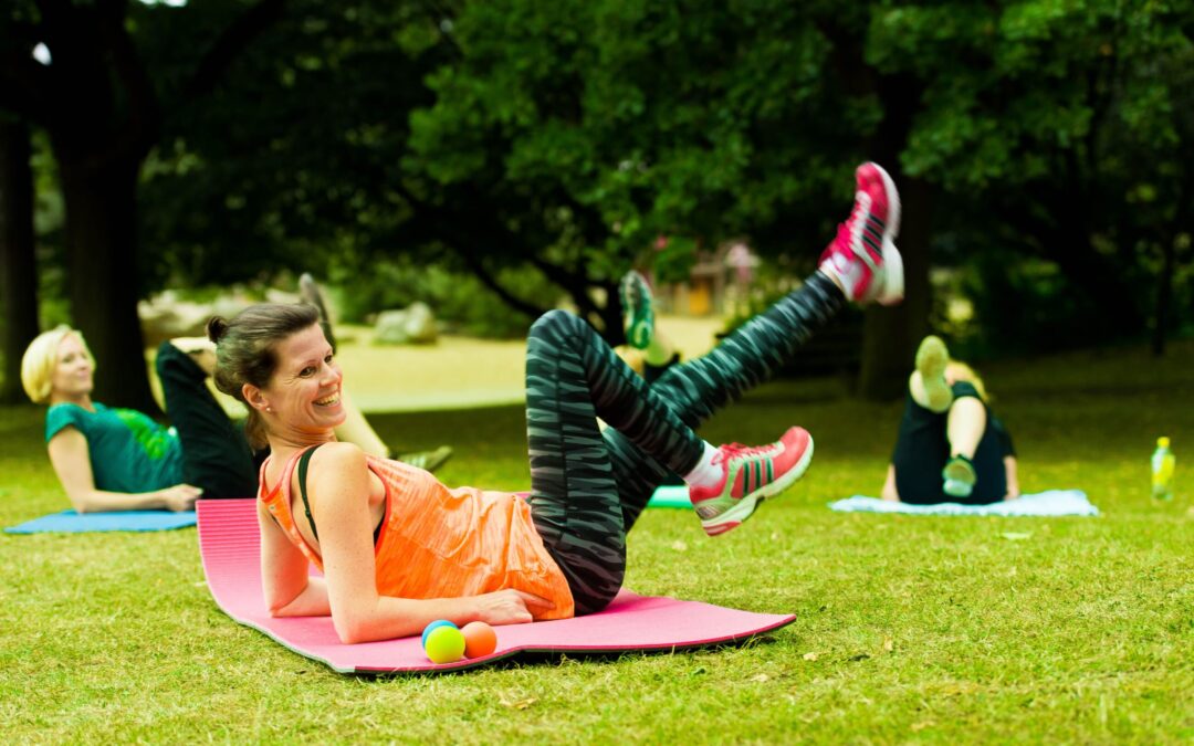 Sport im Park umsonst und draußen: den Sommer bewegt genießen