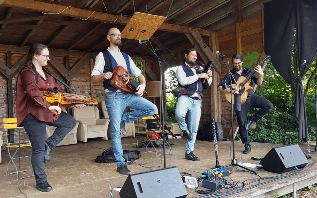 Weltstadtmusik im Wapelbad: „Fior“ reanimiert historisches Liedgut auf Vintage-Instrumenten