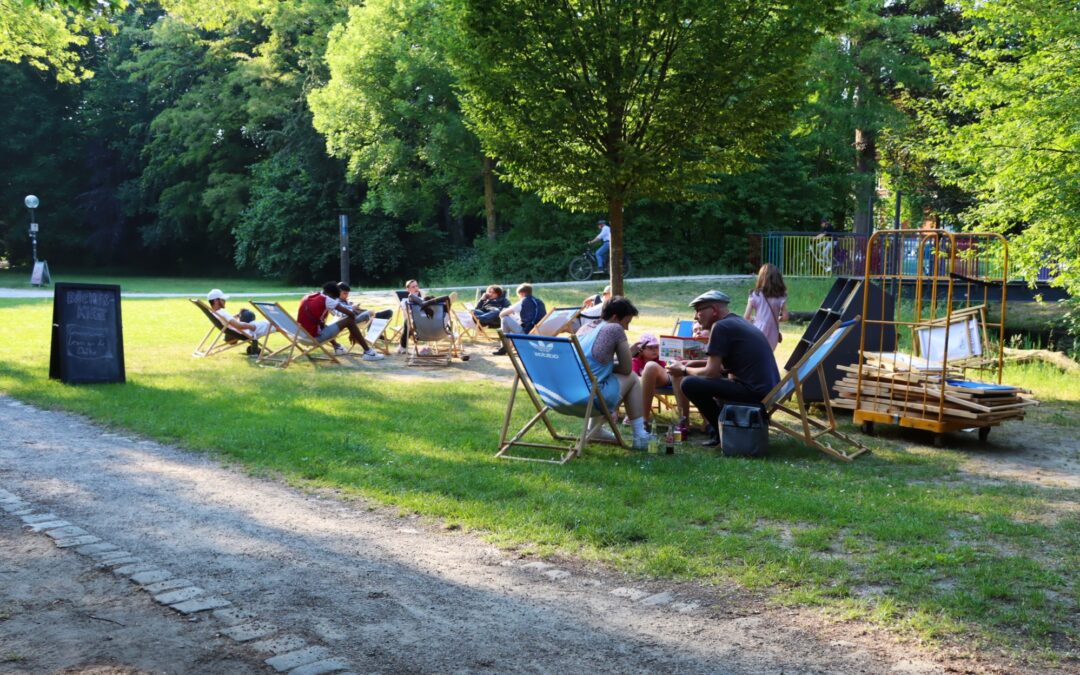 Bücherkiez in der Weberei: Mit Buch im Liegestuhl zurücklehnen