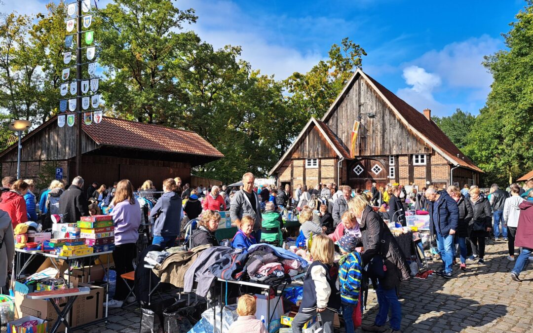 Trödelmarkt vor historischer Kulisse