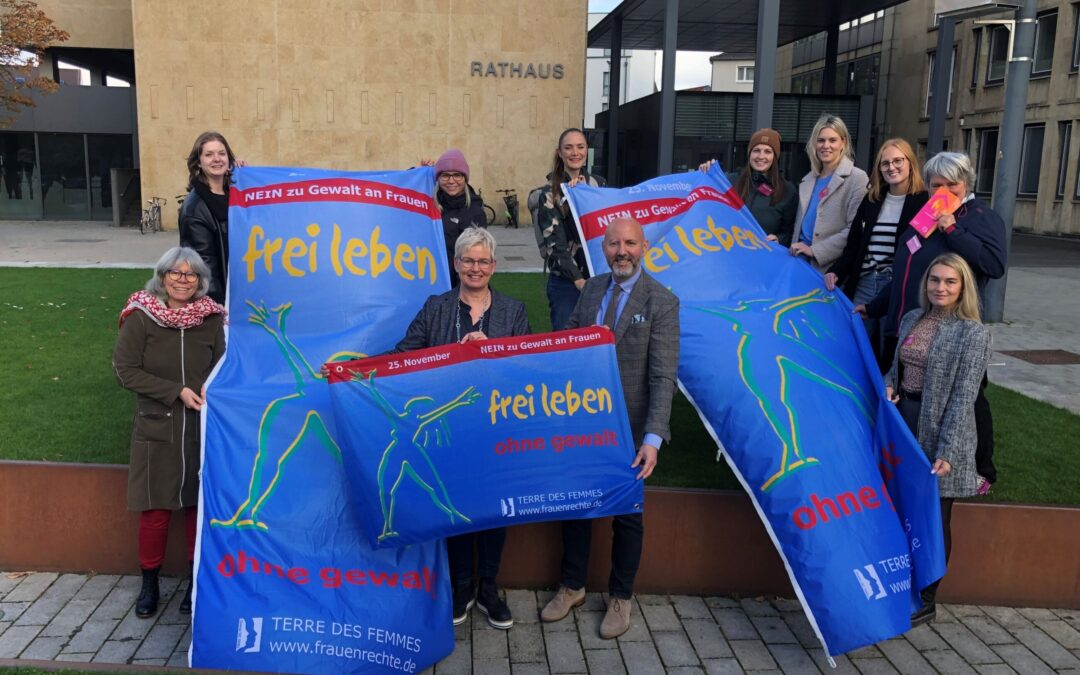 „Wenn die Gewalt nicht aufhört“ – Gütersloh zeigt erneut Flagge gegen Gewalt an Frauen