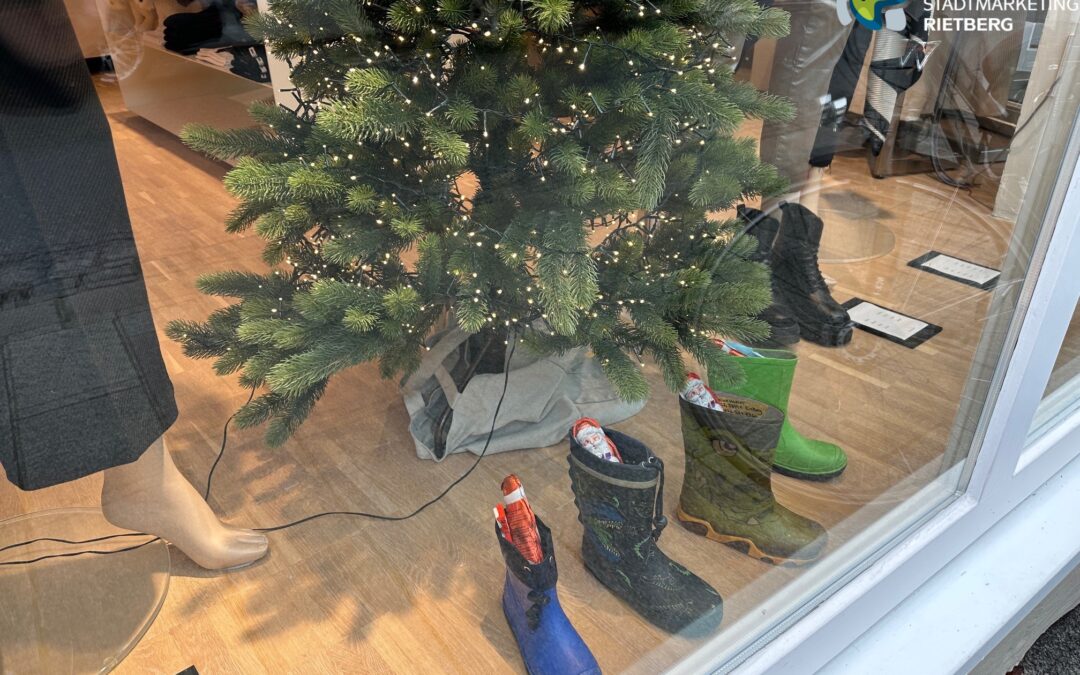 Nikolaus befüllt Stiefel von Rietberger Kindern