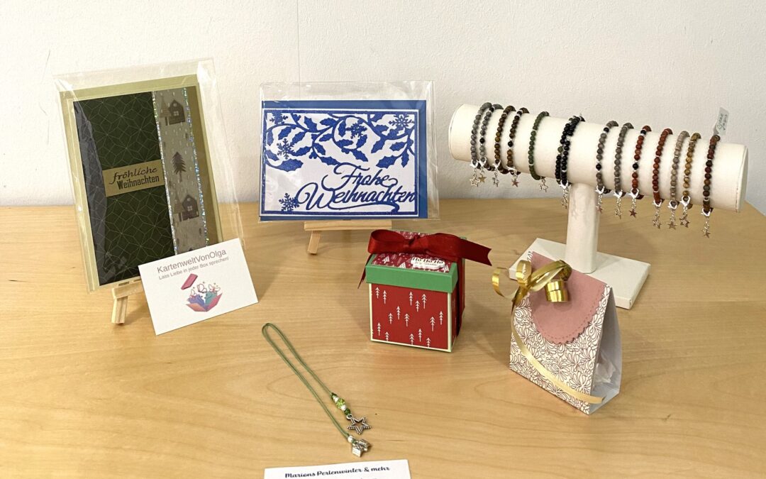 Schmuckstücke im Pop-Up-Regal