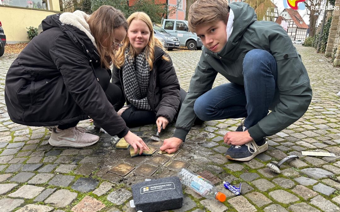 Gesamtschüler lassen Stolpersteine glänzen