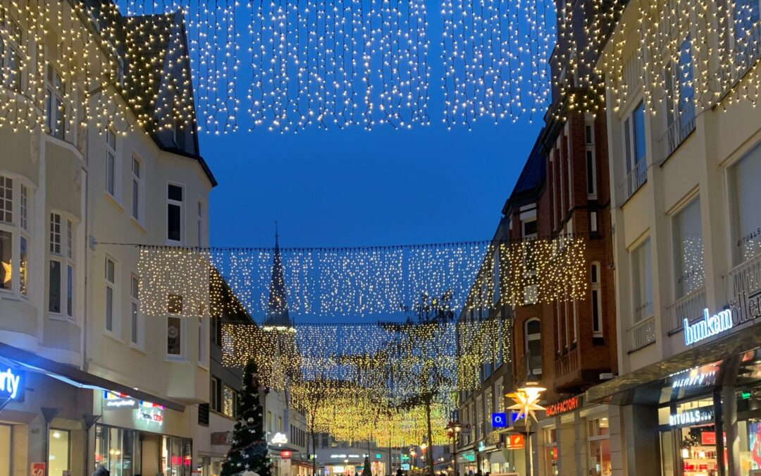 Winterlicht erhellt die Gütersloher Fußgängerzone