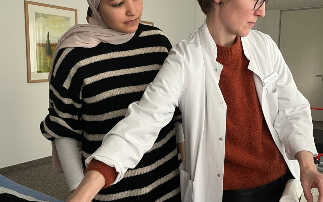 Medizinstudierende im Klinikum Gütersloh zu Gast am Da Vinci Roboter