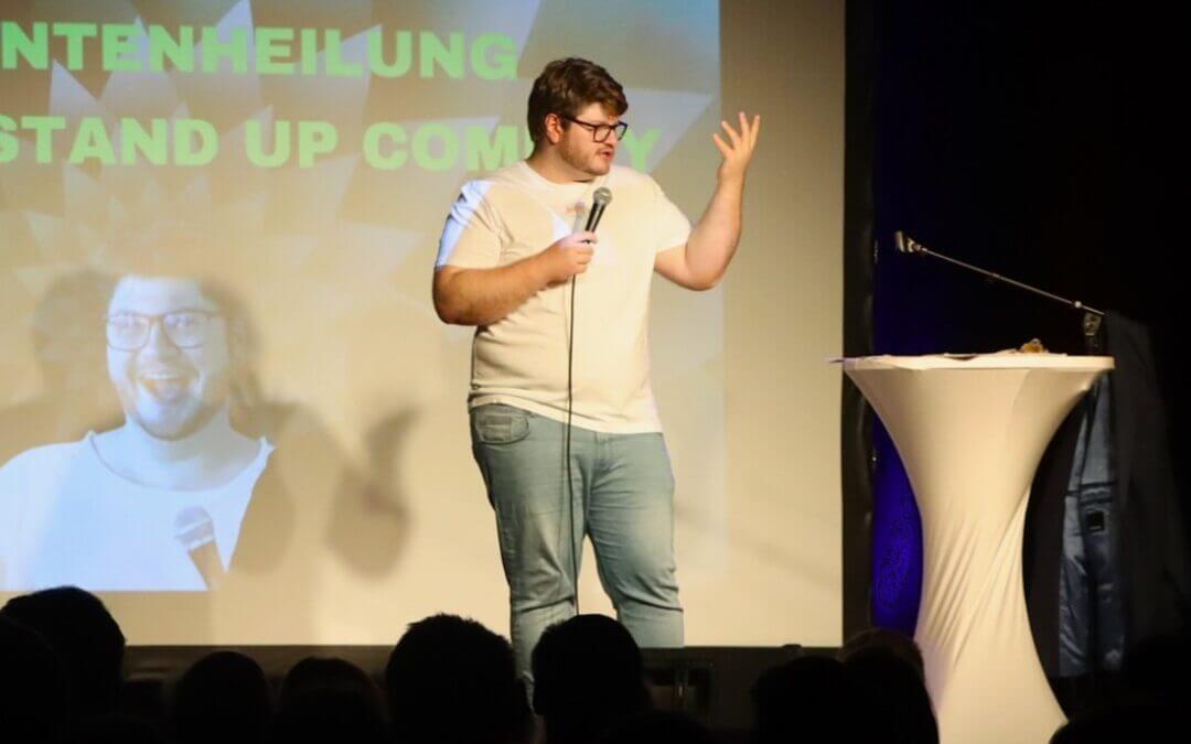 “Quantenheilung durch Stand Up Comedy”
