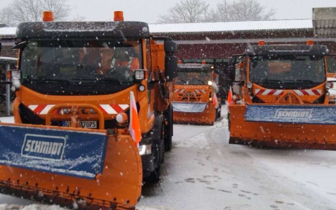 Stadtreinigung im vollen Einsatz, um Schnee zu beseitigen