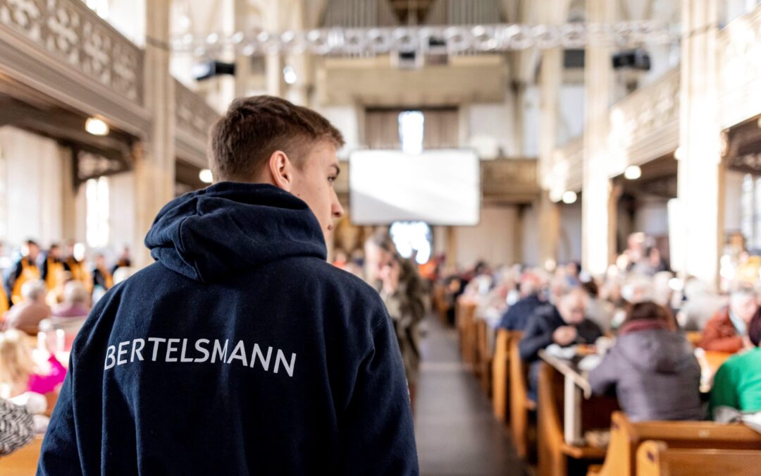 Bertelsmann-Auszubildende unterstützen die Gütersloher Vesperkirche