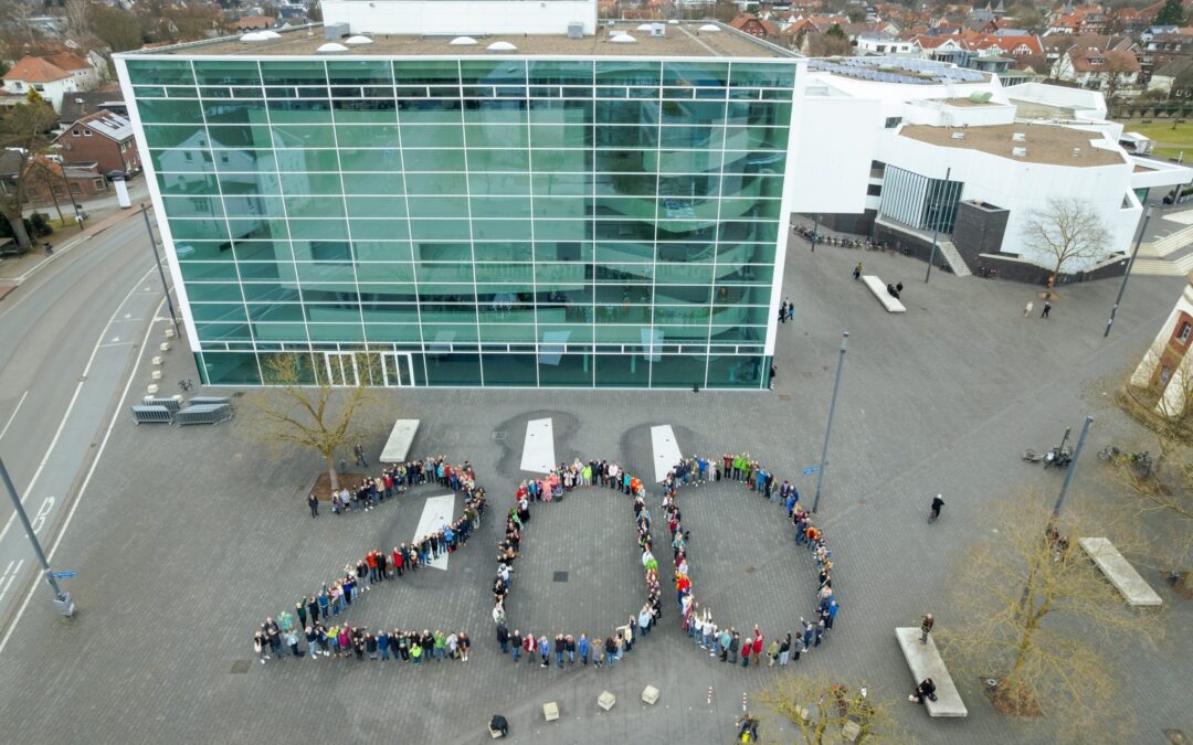 Jubiläumsfoto zeigt eine menschliche „200“