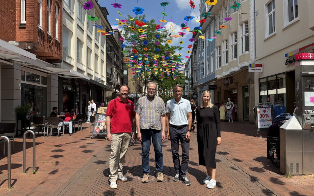 Farbenfroher Blumenhimmel über der mittleren Berliner Straße