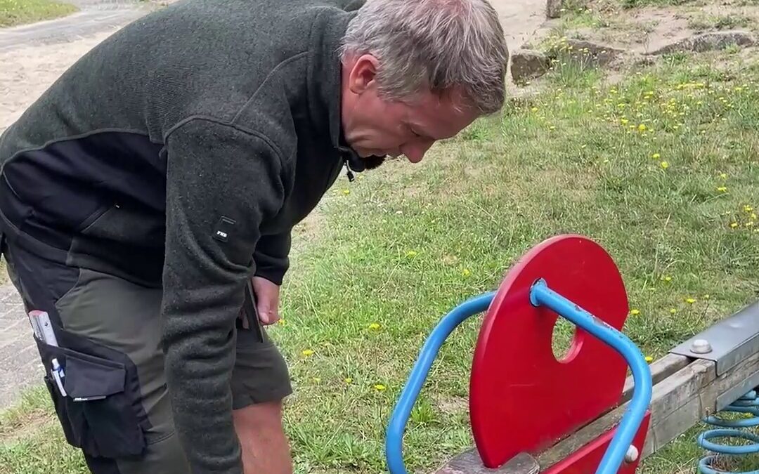 Spielplatzkontrolleure im Einsatz