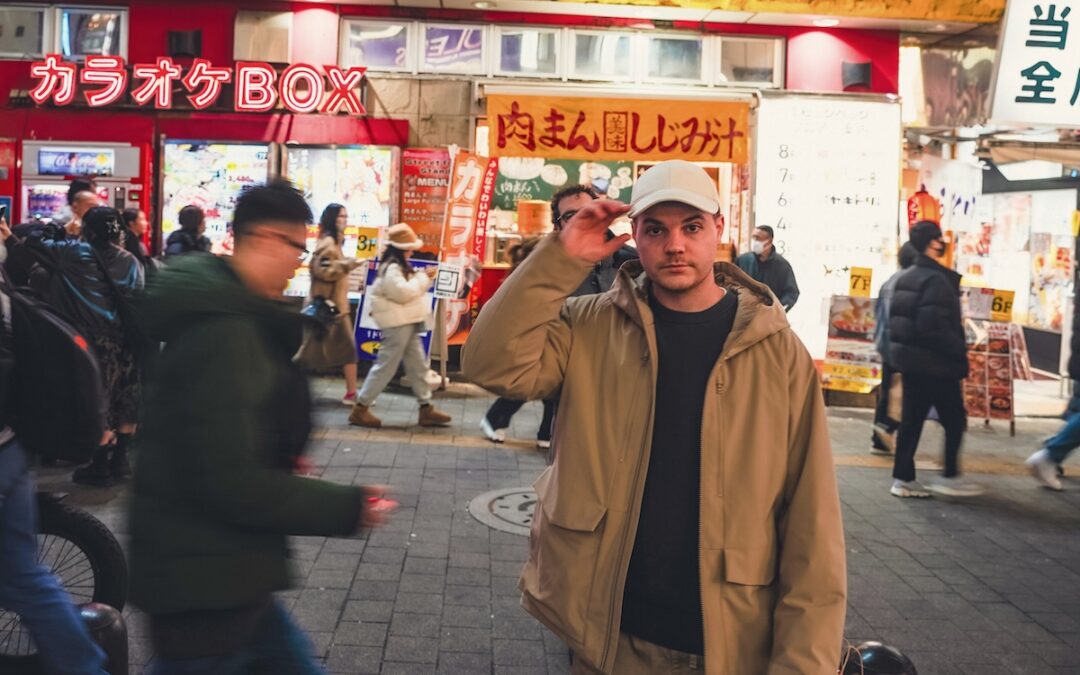 ZWISCHEN NEONLICHT UND TRADITION