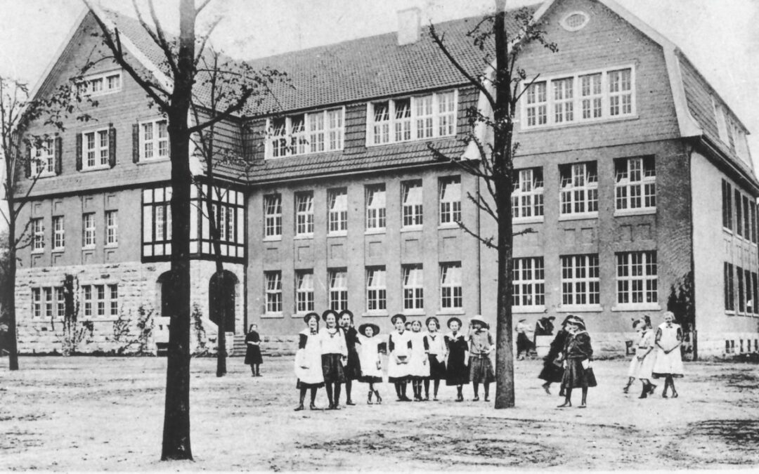 VON DER HÖHEREN MÄDCHENSCHULE ZUM STÄDTISCHEN GYMNASIUM