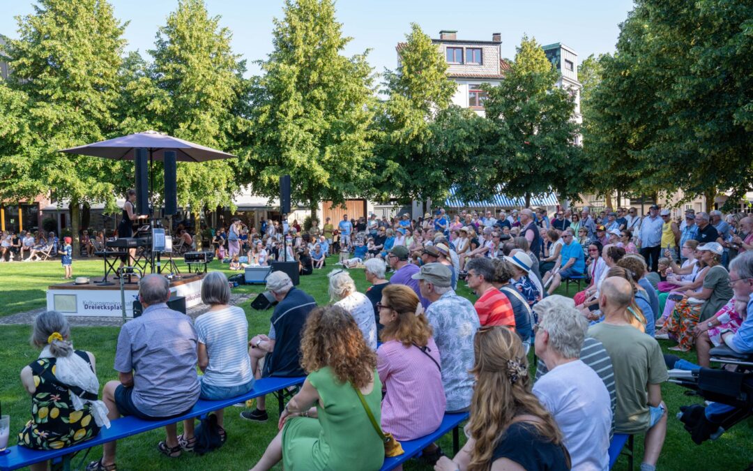 DER ABEND, AN DEM DER DREIECKSPLATZ DEN ATEM ANHIELT